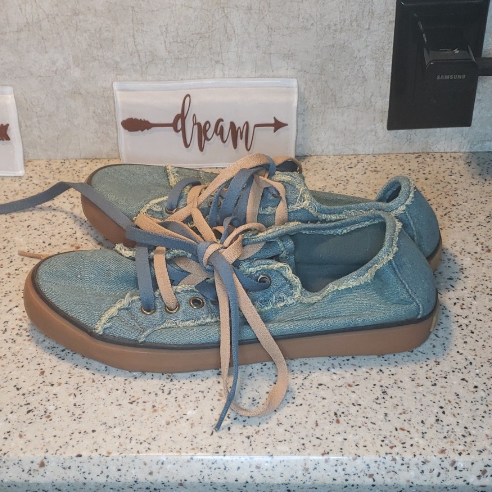 3/$30🌻EVOS Shoes - Picture 1 of 4